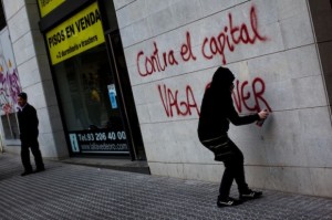 En Barcelona, un manifestante pinta en la pared una de las consignas de la Huelga General. Foto: Emilio Morenatti/ AP